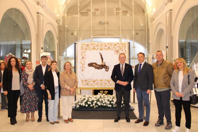 El Paso Blanco estrenará esta Semana Santa una nueva bandera bordada en seda y oro - 2, Foto 2