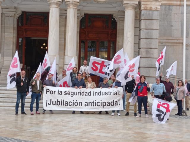 Más de 100 trabajadores del sector químico y del refino se manifiestan en Cartagena para exigir la jubilación anticipada - 1, Foto 1