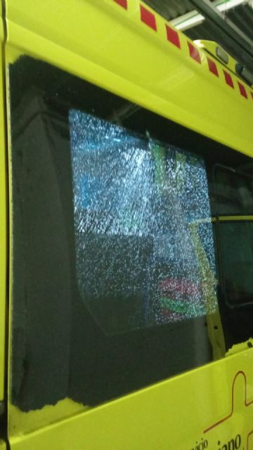 Rompen ventanillas de la ambulancia - 1, Foto 1