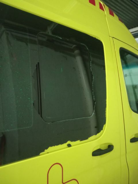 Rompen ventanillas de la ambulancia - 3, Foto 3