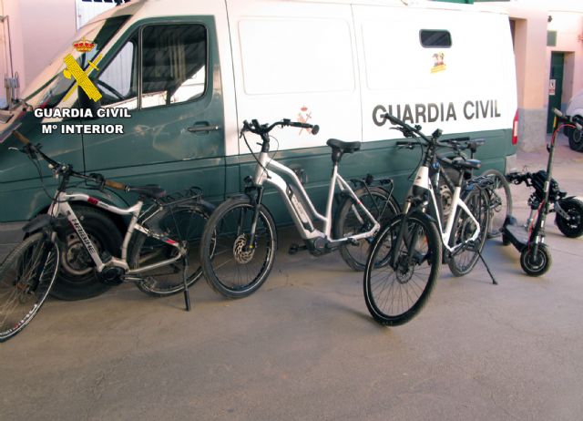 La Guardia Civil detiene a dos individuos por la sustracci�n de numerosos patinetes y bicicletas el�ctricas en �guilas, Foto 2