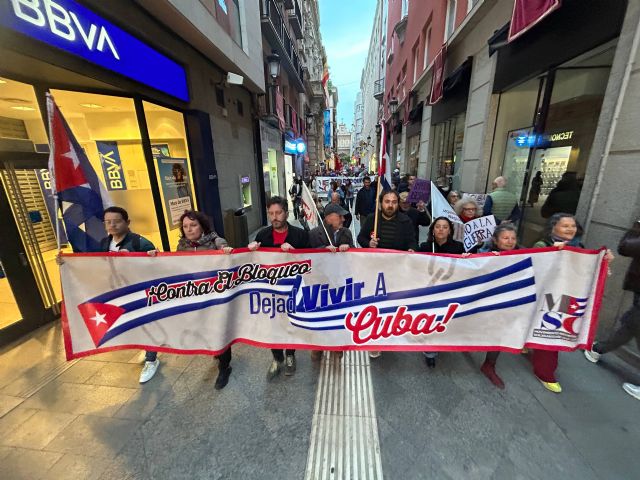 Movilizaci�n contra el bloqueo a Cuba y en defensa de la soberan�a del pueblo cubano recorre el centro de Murcia, Foto 2