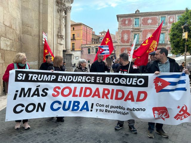 Movilizaci�n contra el bloqueo a Cuba y en defensa de la soberan�a del pueblo cubano recorre el centro de Murcia, Foto 3