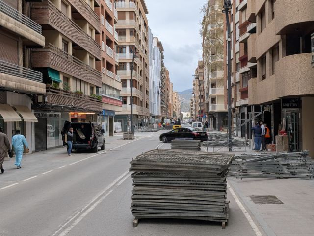 La avenida Juan Carlos I cierra al tráfico con motivo del montaje de las tribunas para los Desfiles Bíblico Pasionales de la Semana Santa de Lorca - 4, Foto 4