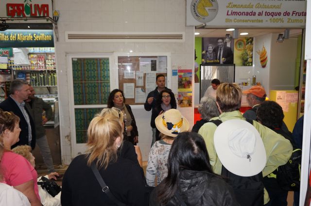 Oddulia Gómez acompaña a un grupo de cruceristas por el mercado de Santa Florentina - 1, Foto 1