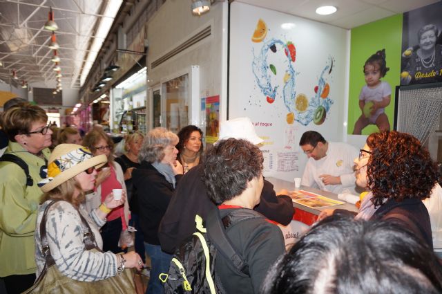 Oddulia Gómez acompaña a un grupo de cruceristas por el mercado de Santa Florentina - 2, Foto 2