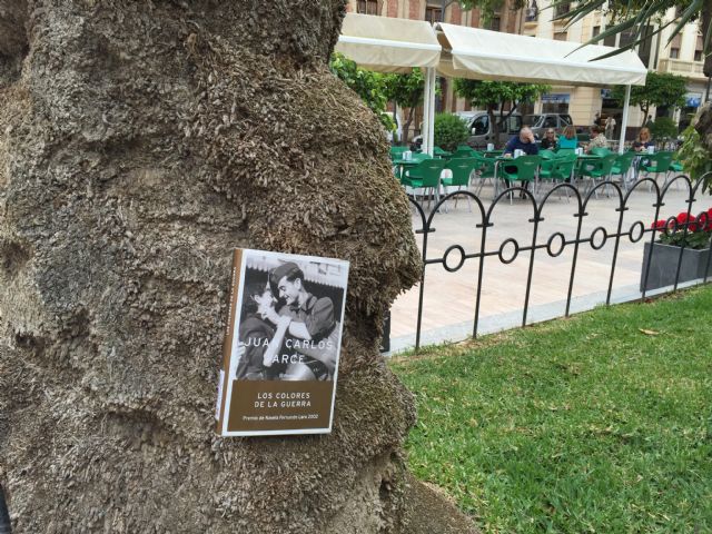 Decenas de libros son liberados por las calles de Águilas - 1, Foto 1