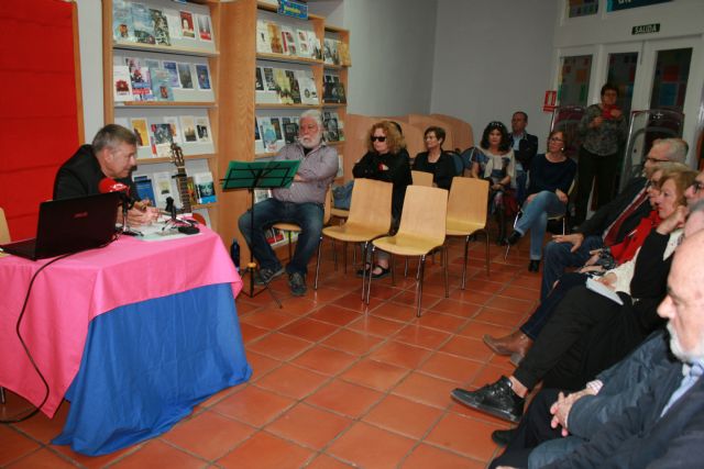 The writer loquino Francisco Jos Motos presents his new historical novel "The abyss in the border" in Totana, Foto 2