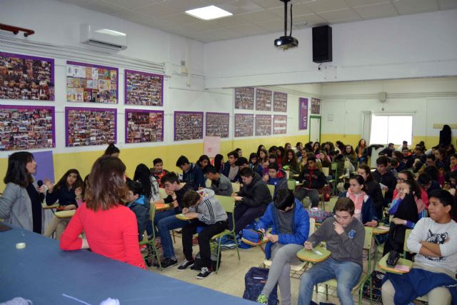 Más de 300 estudiantes caravaqueños participan en los talleres de la Concejalía de Juventud sobre uso seguro de las redes sociales - 1, Foto 1