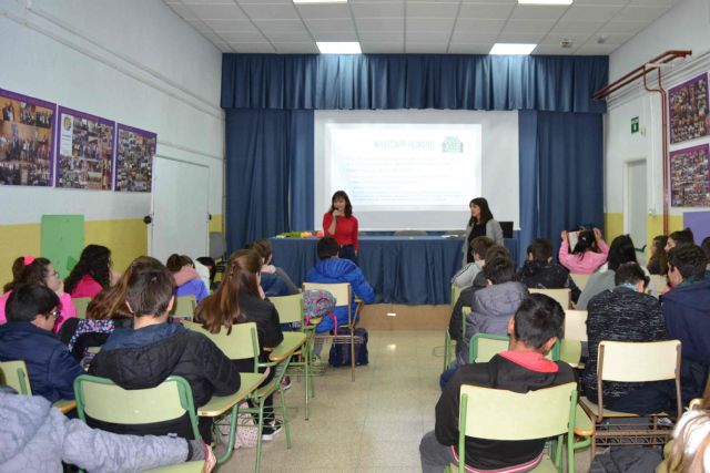Más de 300 estudiantes caravaqueños participan en los talleres de la Concejalía de Juventud sobre uso seguro de las redes sociales - 2, Foto 2