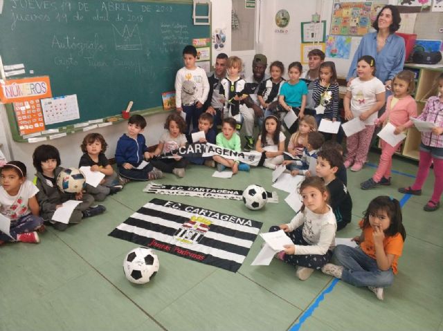 Jugadores del F.C Cartagena visitaron la escuela infantil Pipiripao coincidiendo con la celebracion de su 25 aniversario - 1, Foto 1