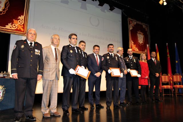 El Ayuntamiento de Alcantarilla tributa homenaje a los empleados municipales jubilados y fallecidos. Y realiza la entrega de distinciones al Cuerpo de la Policía Local, dentro de los actos conmemorativos del Patrón - 3, Foto 3