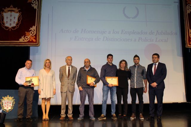 El Ayuntamiento de Alcantarilla tributa homenaje a los empleados municipales jubilados y fallecidos. Y realiza la entrega de distinciones al Cuerpo de la Policía Local, dentro de los actos conmemorativos del Patrón - 4, Foto 4