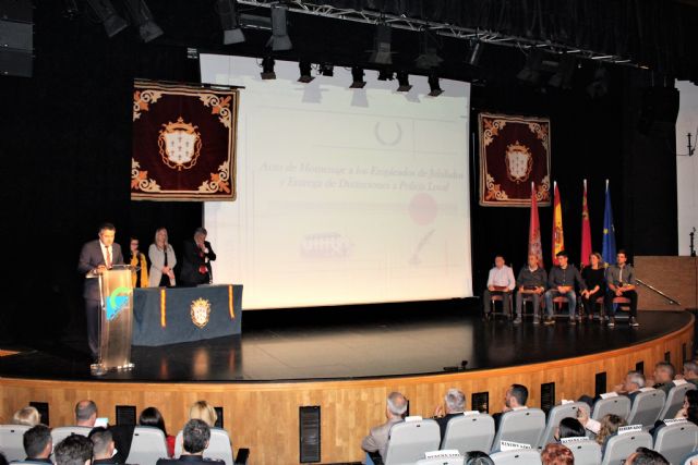 El Ayuntamiento de Alcantarilla tributa homenaje a los empleados municipales jubilados y fallecidos. Y realiza la entrega de distinciones al Cuerpo de la Policía Local, dentro de los actos conmemorativos del Patrón - 5, Foto 5