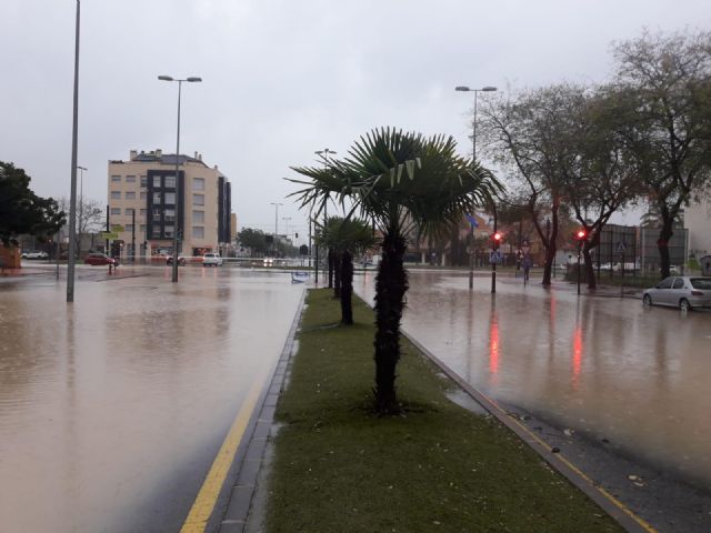 Las fuertes y continuas lluvias caídas esta noche obligan a cerrar distintas vías para garantizar la seguridad de los conductores - 1, Foto 1