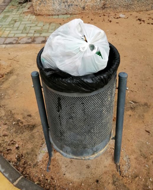 El Ayuntamiento reclama un buen uso de las papeleras para garantizar la seguridad de los servicios de limpieza y mantenimiento de zonas verdes - 2, Foto 2