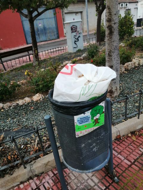 El Ayuntamiento reclama un buen uso de las papeleras para garantizar la seguridad de los servicios de limpieza y mantenimiento de zonas verdes - 3, Foto 3