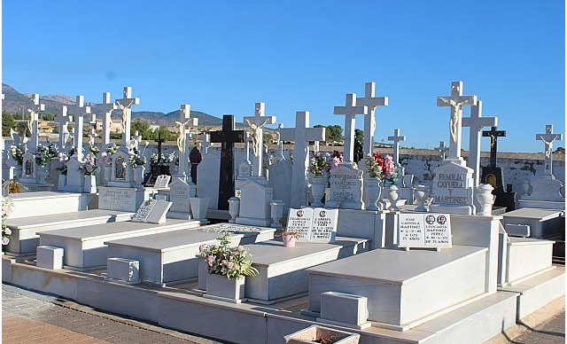 Florists are authorized access to the municipal cemetery of Totana and the parish church of El Paretn-Cantareros, Foto 1