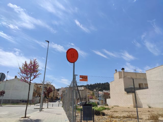 Piden la limpieza y reposición de los discos/espejos viales de tráfico, la limpieza y mantenimiento de los solares particulares - 1, Foto 1