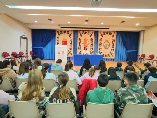 Unos 300 alumnos de 5° y 6° de Educación Primaria de nuestro municipio participan, este miércoles y jueves, en la actividad Encuentros con autor con la escritora Llanos Campos - 1, Foto 1