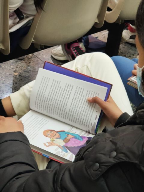 Unos 300 alumnos de 5° y 6° de Educación Primaria de nuestro municipio participan, este miércoles y jueves, en la actividad Encuentros con autor con la escritora Llanos Campos - 2, Foto 2