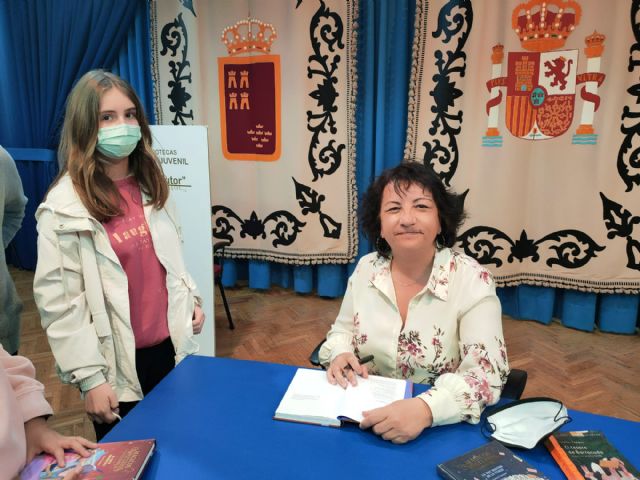 Unos 300 alumnos de 5° y 6° de Educación Primaria de nuestro municipio participan, este miércoles y jueves, en la actividad Encuentros con autor con la escritora Llanos Campos - 3, Foto 3