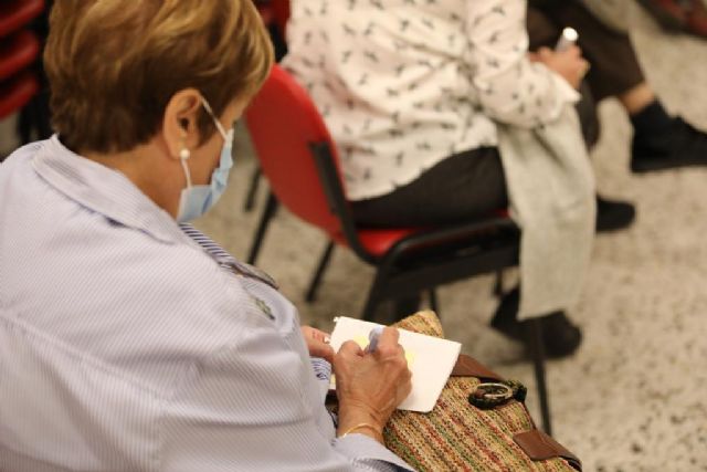 Los usuarios de los centros de mayores ya disfrutan de los cursos y talleres sobre envejecimiento activo y salud emocional - 4, Foto 4