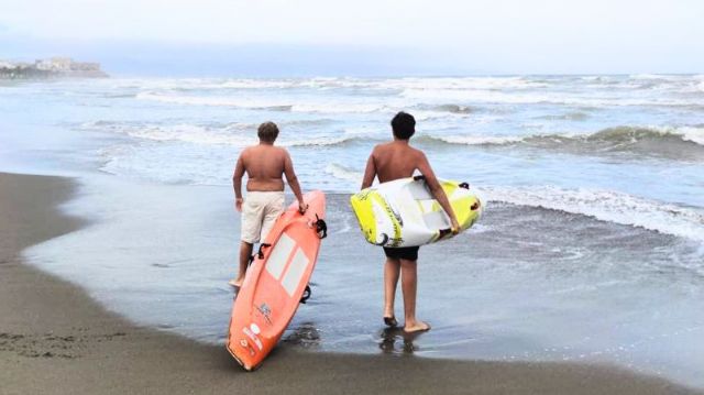 Dos deportistas de salvamento y socorrismo, de 12 y 14 años, salvan de ahogarse a tres turistas en Torremolinos que usaron un hinchable de juguete - 1, Foto 1