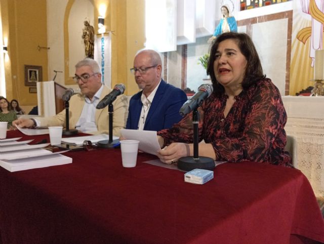 El padre `Kini´ abarrota la iglesia de San Diego en la presentación de su último libro - 4, Foto 4