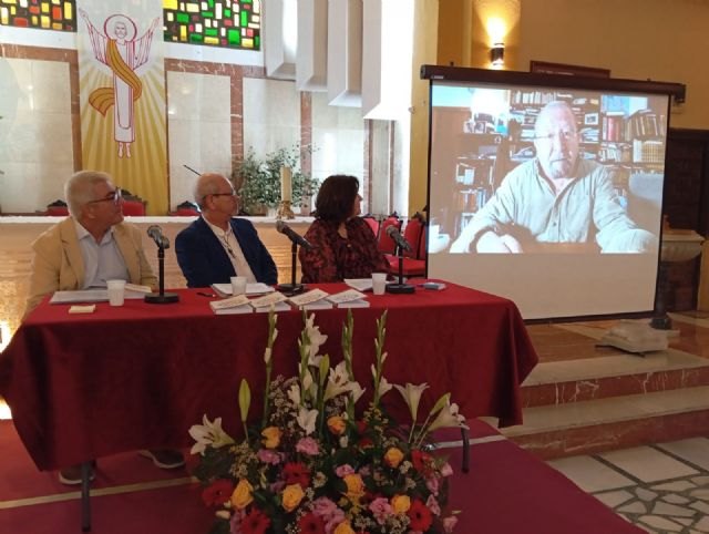 El padre `Kini´ abarrota la iglesia de San Diego en la presentación de su último libro - 1, Foto 1