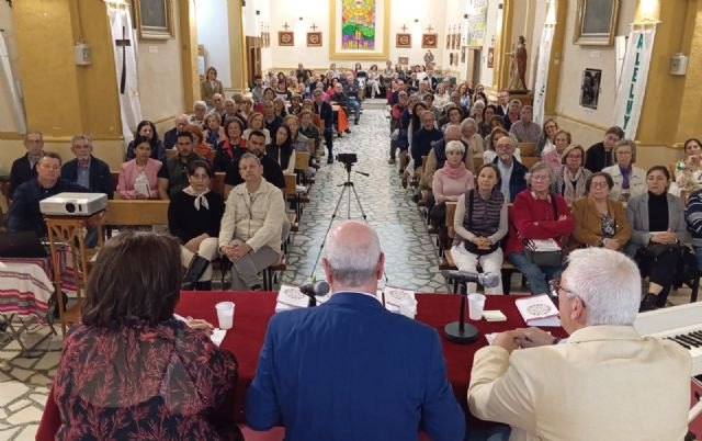 El padre `Kini´ abarrota la iglesia de San Diego en la presentación de su último libro - 3, Foto 3