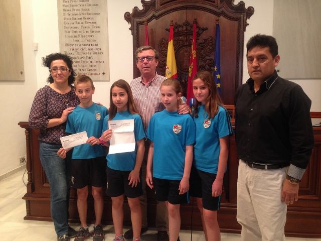 El Ayuntamiento recibe una donación para los afectados por el terremoto de Ecuador por parte de la comunidad educativa del colegio Pérez de Hita - 1, Foto 1