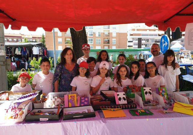 Las cooperativas escolares del Cervantes venden sus productos en el mercado semanal - 1, Foto 1