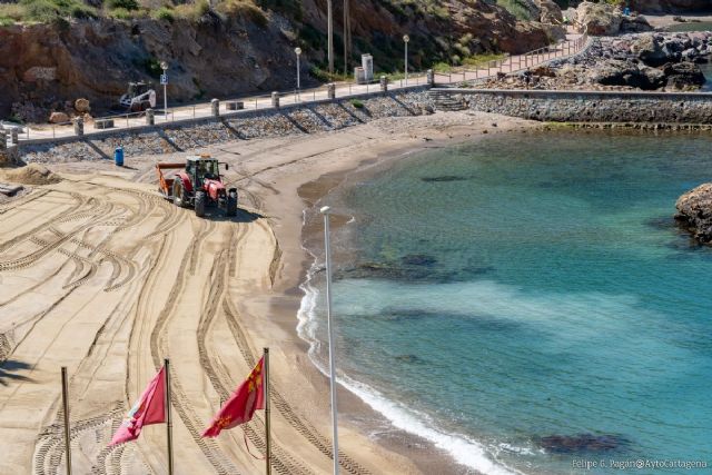 Las brigadas municipales trabajan con Costas para la recuperación de los arenales en Cala Cortina y playas de La Manga y Cabo de Palos - 1, Foto 1