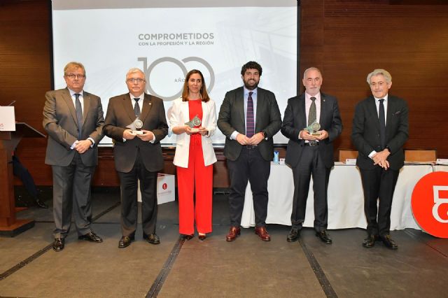 Los colegios profesionales de Médicos, Farmacéuticos y Enfermería han sido reconocidos con el Ecónomo Institucional del Centenario de los Economistas por el trabajo en la pandemia - 1, Foto 1