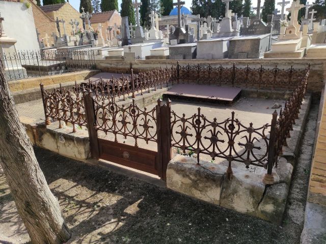 Huermur denuncia que el Ayuntamiento pretende derribar panteones centenarios, monolitos funerarios y rejerías decimonónicas en el Cementerio de Jesús - 4, Foto 4