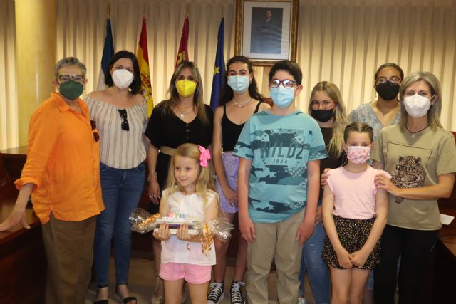 Los ganadores de los concursos escolares convocados con motivo del Día del Libro recogen sus premios - 1, Foto 1