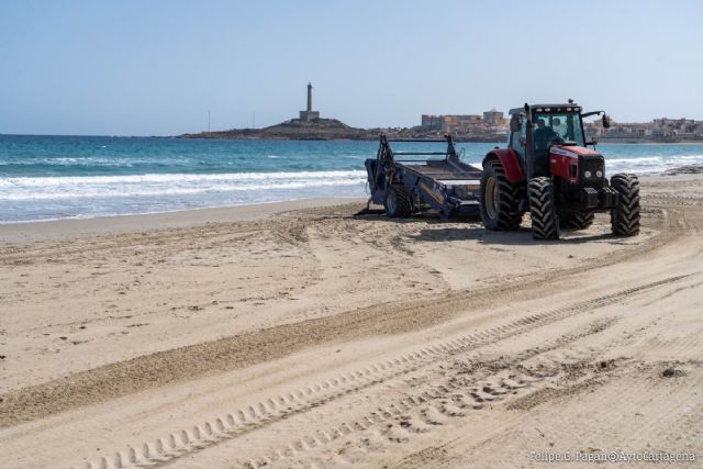 El Ayuntamiento de Cartagena refuerza la limpieza de playas y retirada de biomasa - 1, Foto 1