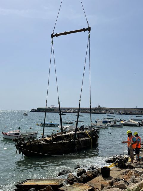 La Comunidad reflotará 9 embarcaciones arrastradas al fondo del mar en el puerto pesquero-deportivo de Águilas - 2, Foto 2