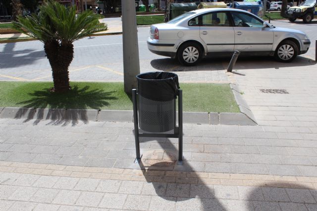 El Ayuntamiento de Puerto Lumbreras instala 50 papeleras nuevas en el municipio - 1, Foto 1