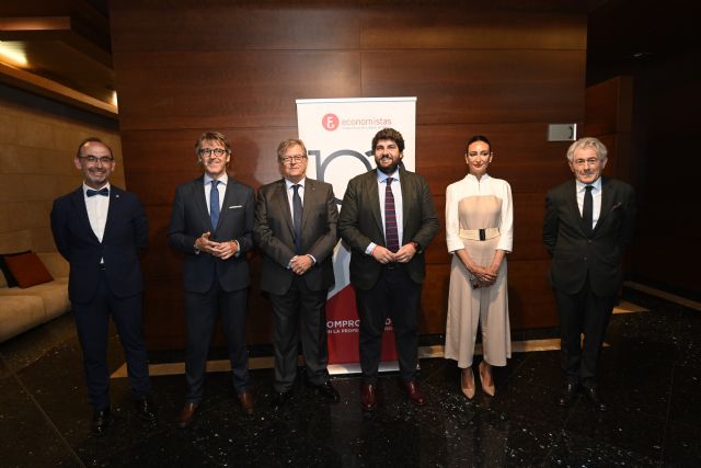 López Miras acompaña al Colegio de Economistas en el acto por su centenario - 1, Foto 1