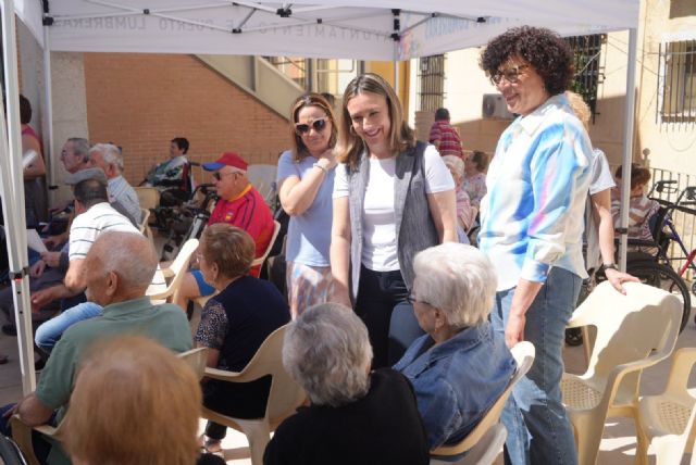 Política Social y medio centenar de mayores de Puerto Lumbreras celebran el 15 aniversario del centro de día 'Agustín Tárraga Ortega' - 1, Foto 1