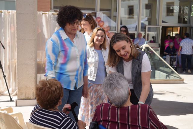 Política Social y medio centenar de mayores de Puerto Lumbreras celebran el 15 aniversario del centro de día 'Agustín Tárraga Ortega' - 3, Foto 3