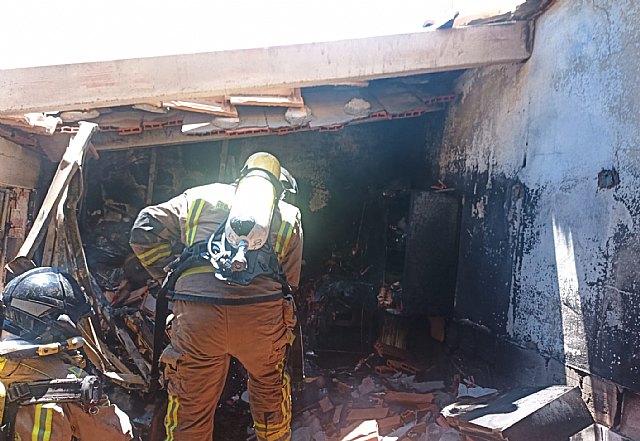 Servicios de emergencias han atendido el incendio de una vivienda en Los Narejos - 1, Foto 1