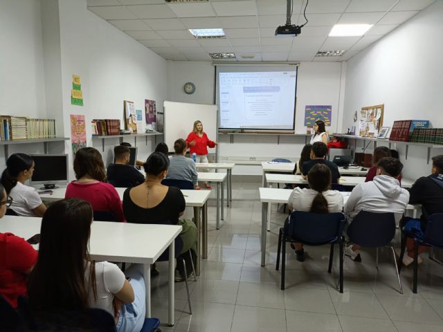 Los alumnos del FP La Salceda aprenden a afrontar una entrevista de trabajo - 1, Foto 1