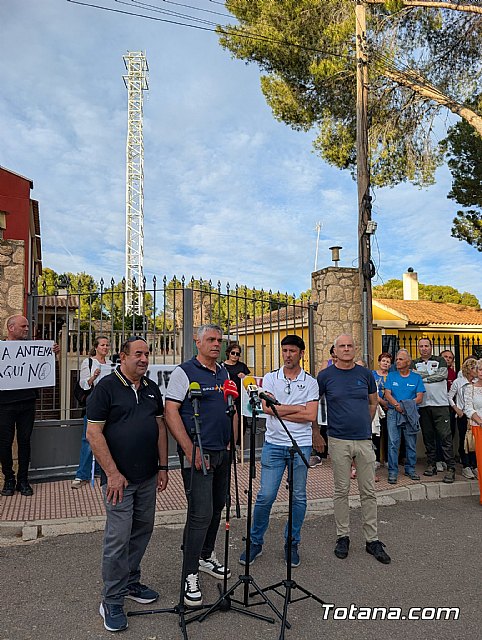 Vecinos de La Charca protestan contra la antena de telefonía móvil y exigen su reubicación, Foto 2