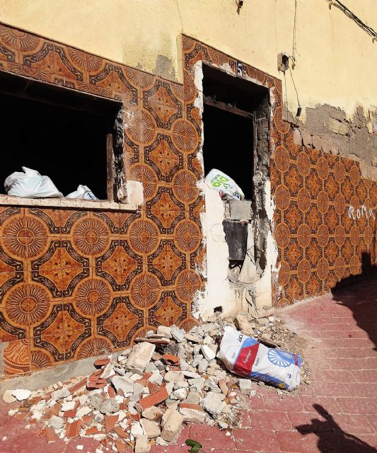 Basuras, escombros y animales muertos se adueñan de varios inmuebles, algunos de propiedad municipal, en el barrio de San Cristóbal - 2, Foto 2