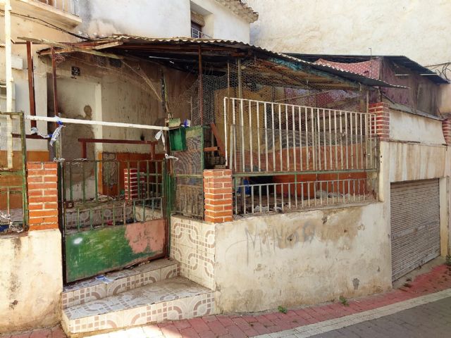 Basuras, escombros y animales muertos se adueñan de varios inmuebles, algunos de propiedad municipal, en el barrio de San Cristóbal - 4, Foto 4