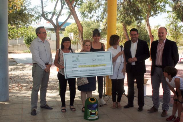 Ecovidrio hace entrega al Colegio de Educación Especial Eusebio Martínez, el premio como ganadores del concurso Aprende a reciclar vidrio en tu cole - 3, Foto 3
