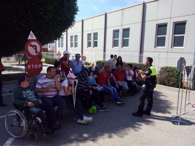 Los centros de Día para la Discapacidad del Ayuntamiento de Totana celebran una jornada especial de Educación vial, Foto 8